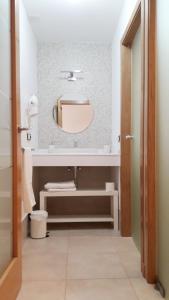 a bathroom with a sink and a mirror at Apartamentos y Estudios LA RISTRA in Jaraiz de la Vera