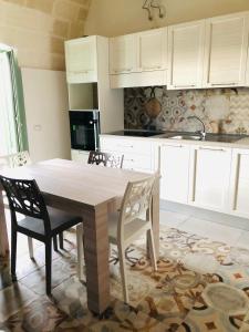 A kitchen or kitchenette at Le Tre Meraviglie