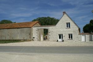 een oud stenen huis met een grote oprit bij Ferme de Mesangeon in Beauvilliers