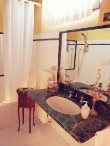 斯波莱托Sotto i tetti del borgo的浴室里有洗手池和镜子