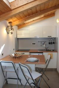 a kitchen with a table and chairs and a sink at Le Caravelle in Levanto
