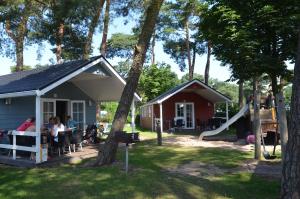 Zdjęcie z galerii obiektu Lodge 6 personen camping de Molenhof w mieście Reutum