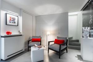 A seating area at Manganelli Suite