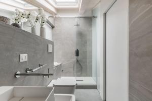 A bathroom at Manganelli Suite