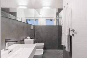 A bathroom at Manganelli Suite