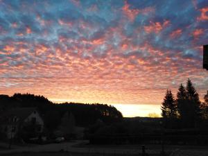 a sunset with a cloudy sky in a house at Albergue Irugoienea in Espinal-Auzperri