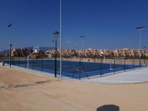 Tenis lub squash w obiekcie La Isla lub w pobliżu