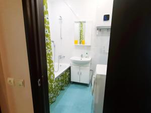 A bathroom at flat-all 61 Kropotkina двухкомнатная квартира до 9 мест рядом с ТРЦ "Галерея Чижова"