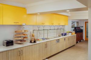 A kitchen or kitchenette at Wild Palms, a JdV by Hyatt Hotel