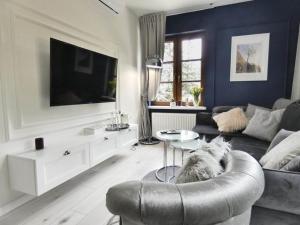 una sala de estar con un sofá y una mesa en Euforia Apartamenty, en Kazimierz Dolny