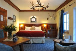 a hotel room with a bed and a couch at Villa Orania in Bad Gastein +29 photos