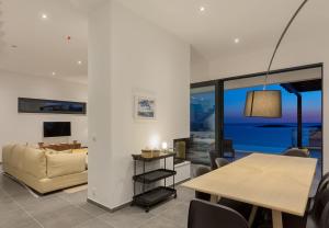 TV a/nebo společenská místnost v ubytování Hideaway Villa am Meer