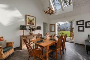 - une salle à manger avec une table et des chaises en bois dans l'établissement Dalveich Cottage, hot tub, 2 bedroom, Lochearnhead, à Lochearnhead