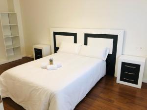 Posteľ alebo postele v izbe v ubytovaní Apartamento turísticos Puente Romano P1 1-C + 8 fotografií