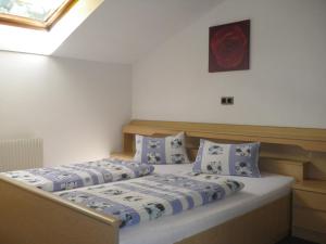 a bedroom with two beds and a painting on the wall at sHoamatl in Pfunds