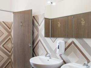 A bathroom at Lobby Collective Hostel - Lecce