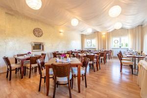 restauracja ze stołami i krzesłami w pokoju w obiekcie Pensjonat Zenit w mieście Ustronie Morskie