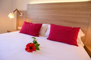 Cama o camas de una habitación en Cala Llenya Resort Ibiza