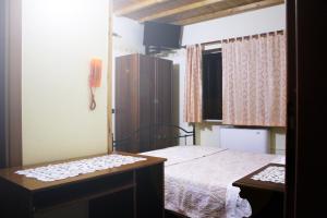 a small bedroom with a bed and a table at La Fattoria in Cusano Mutri +1 photo