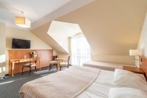 pokój hotelowy z łóżkiem i biurkiem w obiekcie Pensjonat Zenit w mieście Ustronie Morskie