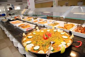 Comida en o cerca de este hotel