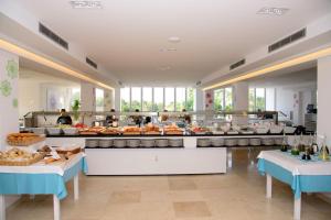 Comida en o cerca de este hotel