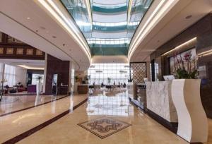 eine Lobby eines Gebäudes mit einer Glasdecke in der Unterkunft Somewhere Hotel Al Ahsa in Al Hofuf