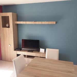 une salle à manger avec une table et une télévision dans l'établissement Seimar68, à Benidorm