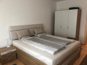 Łóżko lub łóżka w pokoju w obiekcie City Apartments Klinikum