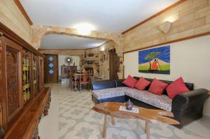 een woonkamer met een bank en een tafel bij Villa Atjas Tricase Porto by HDSalento in Marina Porto