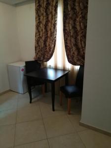 Zimmer mit einem Tisch, einem Stuhl und einem Fenster in der Unterkunft Art B in Ohrid