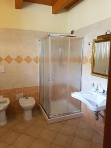 A bathroom at Borgo Santa Lucia