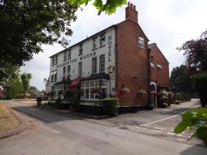 um edifício ao lado de uma rua em The Hillmorton Manor Hotel em Rugby