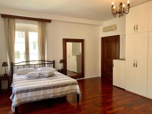1 dormitorio con 1 cama con lámpara de araña. en Room 1783 Old town en Dubrovnik