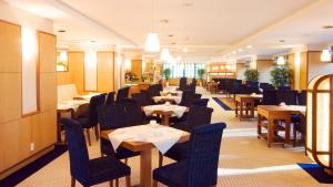 une salle à manger avec des tables et des chaises dans un restaurant dans l'établissement Byotell Hotel Istanbul, à Istanbul