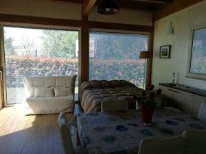 アルバ・アドリアティカにあるVilla leoniaのリビングルーム(ソファ、大きな窓付)