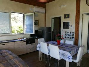 een keuken en eetkamer met een tafel en stoelen bij Villa leonia in Alba Adriatica