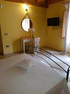 Postel nebo postele na pokoji v ubytování Borgo Santa Lucia