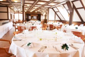 Un restaurante o sitio para comer en Hotel Restaurant zur Linde