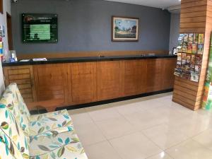 uma sala de espera com um balcão de dinheiro numa loja em Abrolhos Praia Hotel em Fortaleza