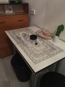 een tafel met een zwart-wit patroon erop bij Small Studio2 in Sibiu