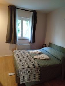 A bed or beds in a room at Bed&Book