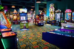 una habitación con muchos juegos de arcade y videojuegos en The Kartrite Resort and Indoor Waterpark, en Monticello