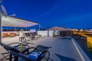 Ein Balkon oder eine Terrasse in der Unterkunft Luxury Majpruz Suites
