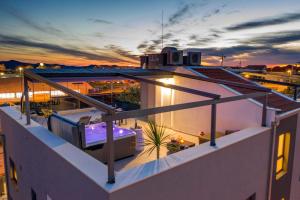 Ein Balkon oder eine Terrasse in der Unterkunft Luxury Majpruz Suites
