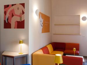 A seating area at Lobby Collective Hostel - Lecce