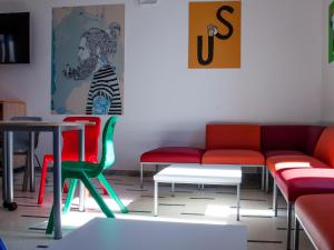 A seating area at Lobby Collective Hostel - Lecce