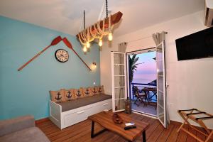 Televízia a/alebo spoločenská miestnosť v ubytovaní Deck1Syros Premium Apartments