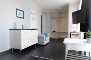 TV a/nebo společenská místnost v ubytování HOTEL Amber Suite & SPA - Enklawa dla Dorosłych