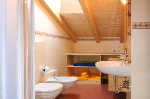 A bathroom at Steierhof